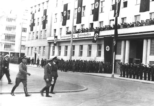 Erich Keyser był pomysłodawcą nadania Gdyni nowej nazwy nawiązującej do historii plemienia Gotów na tym obszarze. W efekcie miasto otrzymało nazwę Gotenhafen (Port Gotów). Na zdjęciu Adolf Hitler podczas pobytu w Gdyni, na budynku widoczny napis z niemiecką, nazistowską nazwą (fot. z zasobu IPN)