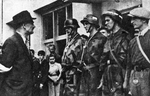 Podpułkownik Stanisław Kamiński pseudonim Daniel, dowódca Pułku Baszta dokonuje przeglądu kompanii powstańczej na Mokotowie, sierpień – wrzesień 1944 roku