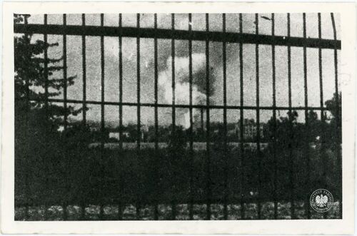 Mokotów w ogniu. Luźna zabudowa tej dzielnicy oraz dużo przestrzeni niezabudowanej utrudniały oddziałom powstańczym podejście do pozycji niemieckich na odległość szturmową. Sierpień – wrzesień 1944 roku