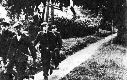 Oddział powstańczy na ul. Krasickiego, sierpień – wrzesień 1944 r.; zdjęcie z zasobu b. GKBZpNP, autor nieznany (fot. z zasobu IPN)