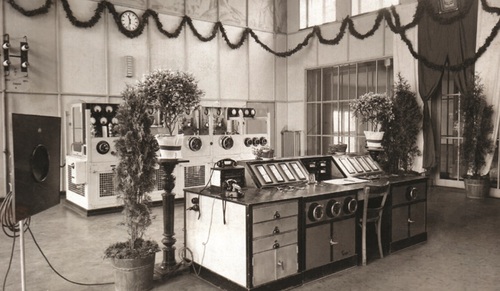 Wnętrze głównego pomieszczenia w budynku technicznym przy ul. Tarnogórskiej udekorowane z okazji uroczystego przejęcia radiostacji przez Polskie Radio Katowice, marzec 1946 r. Fot. ze zbiorów Muzeum w Gliwicach