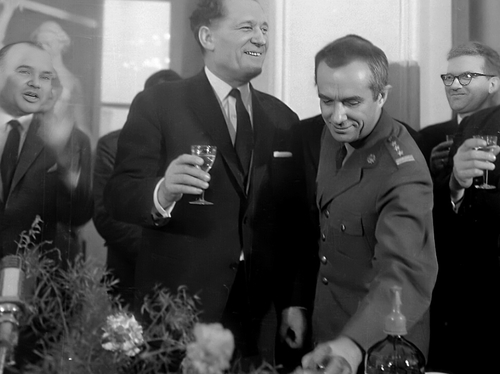 Mieczysław Moczar (z kieliszkiem po lewej) podczas spotkania  z uczestnikami tzw. szturmu na Berlin. Siedziba ZBoWiD w Warszawie, 1966 r.