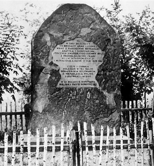 Widok na pomnik w miejscowości Gruszka