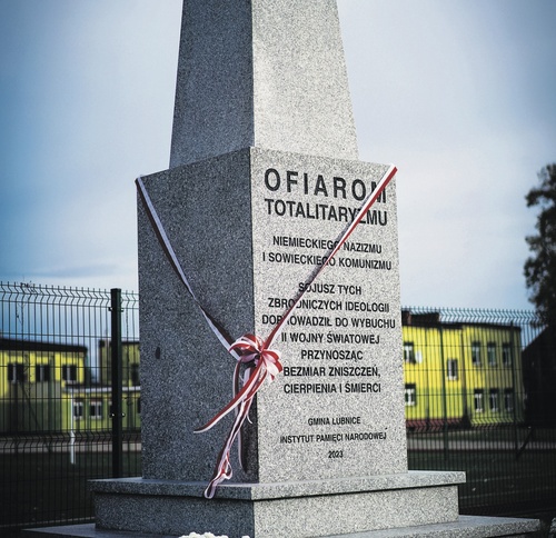 Pomnik „Ofiarom Totalitaryzmów” posadowiony w miejscu dawnego obiektu propagandowego, Łubnice, 10 XI 2023 r.