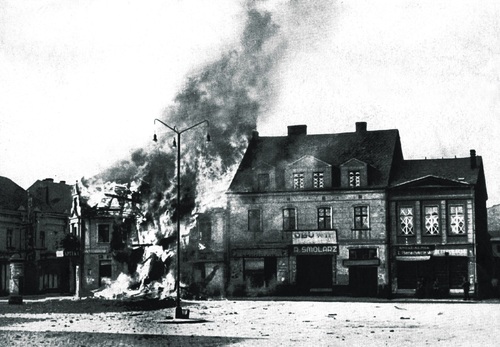 Płonąca apteka na Rynku w Inowrocławiu, wrzesień 1939 r. Fot. AIPN