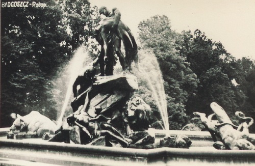 Fontanna „Potop” w Bydgoszczy zniszczona przez Niemców w czasie okupacji. Fot. Wojewódzka i Miejska Biblioteka w Bydgoszczy