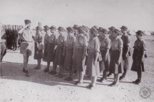 Kompania Pomocniczej Służby Kobiet w Uzbekistanie, 1942 r. Zdjęcie ze zbioru kopii cyfrowych fotografii Stowarzyszenia Weteranów Armii Polskiej w Ameryce (fot. z zasobu AIPN)