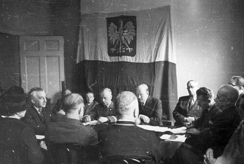 Wspólne posiedzenie rządu RP i Rady Narodowej, Angers, 1940. Od lewej: poseł Ignacy Schwarzbart, minister Henryk Strasburger, premier Władysław Sikorski, wicepremier Stanisław Mikołajczyk. Z prawej gen. Lucjan Żeligowski (fot. Czesław Datka, ze zbiorów NAC)