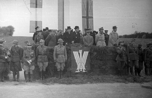 Dywizja Grenadierów Wojska Polskiego we Francji - obchody święta 3 Maja i uroczystość nadania miana Grenadierów odbywające się przy szosie Autreville-Martigny, 1940. Defilada. Na trybunie w pierwszym szeregu od prawej: Prezydent RP Władysław Raczkiewicz, gen. Władysław Sikorski, gen. E. Requin, ambasador Howard Kennard, ambasador Leon Noel (fot. Czesław Datka, ze zbiorów NAC)