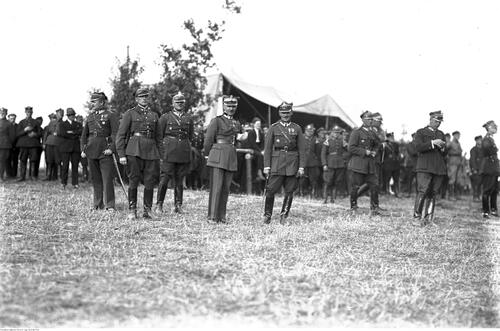 Gen. Eugeniusz Tinz, na pierwszym planie w środku