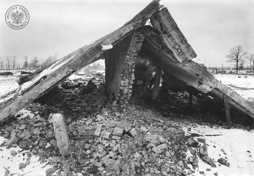 Pokryte śniegiem ruiny krematorium II w obozie zagłady KL Auschwitz-Birkenau, zima 1945 r. (fot. Stanisław Mucha, z zasobu AIPN)