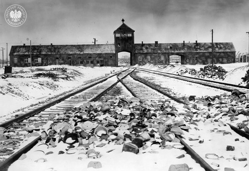 Brama wjazdowa do obozu oraz torowisko na terenie obozu KL Auschwitz-Birkenau w 1945 r. (fot. Stanisław Mucha, z zasobu AIPN)