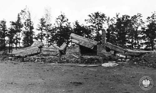 Ruiny krematorium III w obozie zagłady KL Auschwitz-Birkenau, 1945 r. (fot. z zasobu AIPN)