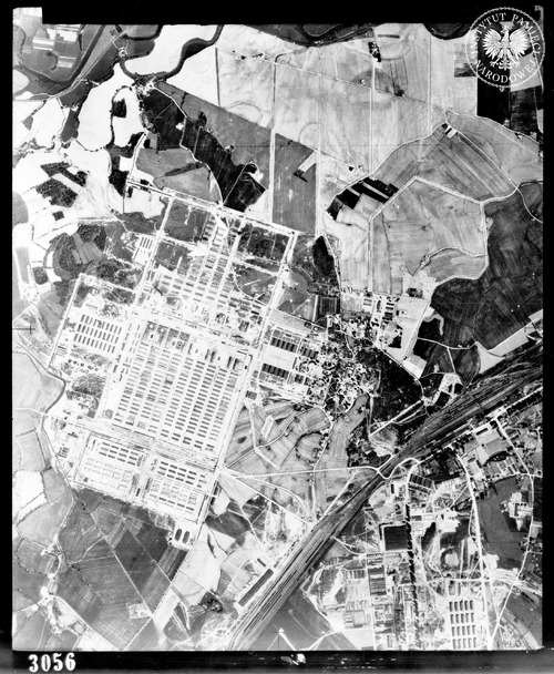 Zdjęcie lotnicze niemieckiego obozu zagłady KL Auschwitz-Birkenau, wykonane z alianckiego samolotu rozpoznawczego w 1944 lub na początku 1945 r. Zdjęcie pochodzi ze zbioru kopii cyfrowych fotografii dotyczących obozu koncentracyjnego w Oświęcimiu pozyskanych z Muzeum Holocaustu (The United States Holocaust Memorial Museum - USHMM) w Waszyngtonie (fot. z zasobu AIPN)