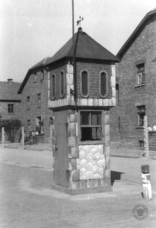 Tzw. Kapliczka Kaduka w obozie macierzystym – tzw. KL Auschwitz I, widok po zakończeniu wojny. Była to niska wieżyczka, zajmowana podczas apelów przez oficera raportowego SS Oswalda Kaduka (fot. z zasobu AIPN)