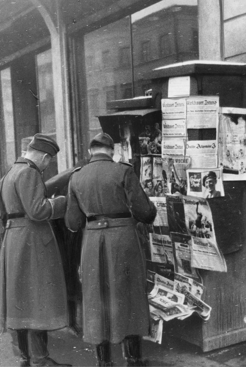 Żołnierze niemieccy przed kioskiem z prasą w Warszawie, 1942 r. (fot. ze zbiorów NAC)