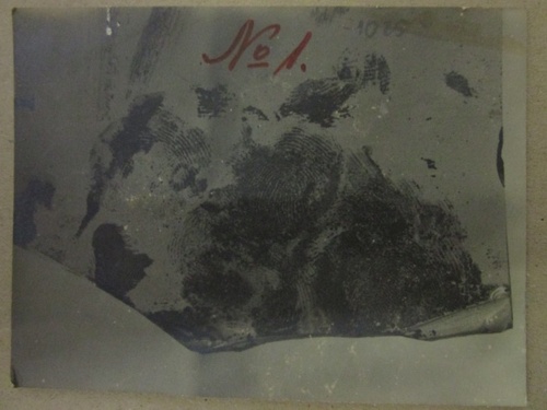 Odciski palców włamywaczy po próbie kradzieży w Muzeum Czapskich w Krakowie w 1921 r. (z zasobu Archiwum Narodowego w Krakowie)