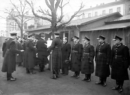 Obchody Święta Policji Państwowej w Krakowie. Wręczenie odznaczeń państwowych zasłużonym policjantom, 1937 r. (z zasobu NAC)