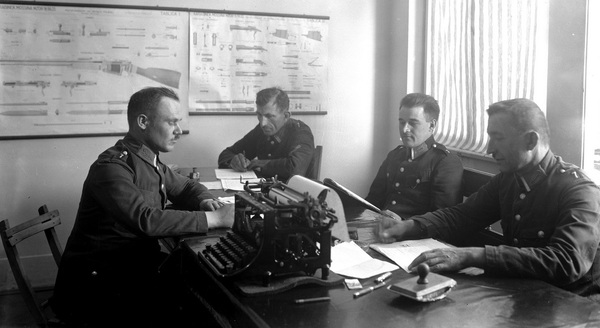 Wycinki z raportów Policji Państwowej z międzywojennego Krakowa