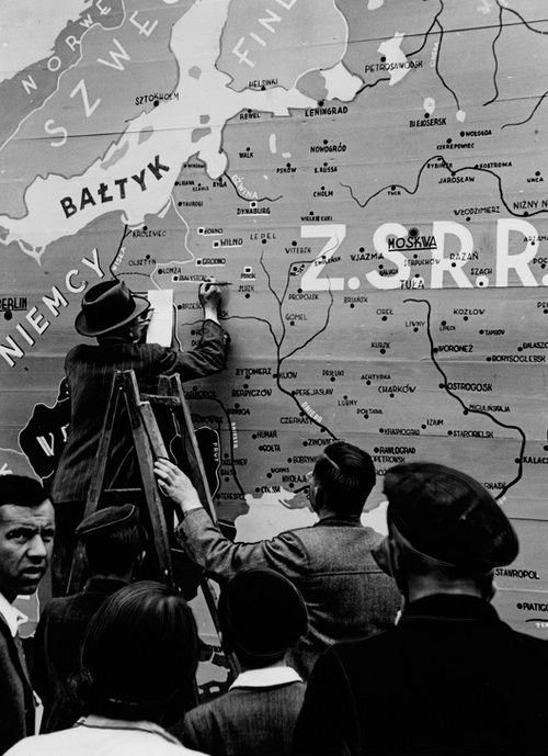 Mieszkańcy Lublina przed propagandową mapą działań wojennych na froncie wschodnim, 1941 r. (fot. z zasobu NAC)