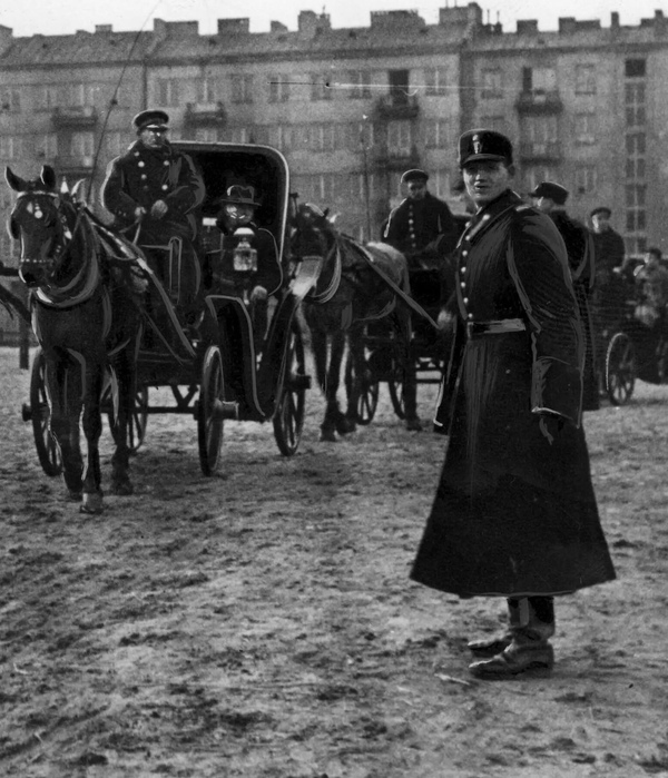 „Jak cię widzą, tak cię piszą”. Role ubioru w czasie okupacji