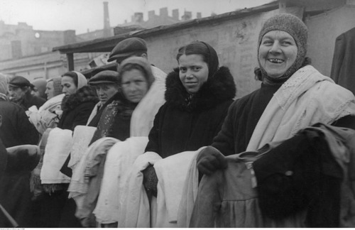 Handel ubraniami na warszawskim Kercelaku