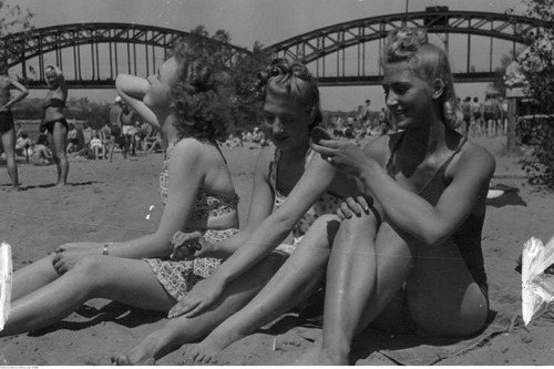 Warszawska nadwiślańska plaża przy moście średnicowym, lato 1941 r. (fot. NAC)