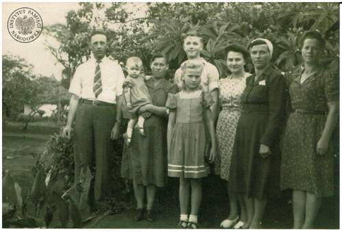 Rodzina polskich uchodźców, zapewne wraz ze znajomymi, w osiedlu w Tengeru w Tanganice (obecnie: Tanzania). Fotografie Stanisławy Chodorowskiej-Muszyńskiej z lat 1942-1949 (fot. z zasobu AIPN)