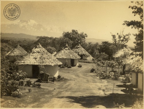 Osiedle polskie w Tengeru w Tanganice (obecnie: Tanzania) na tle góry Kilimandżaro. Fotografie z lat 1942-1950, pamiątki Marii Łapcik, z d. Wardyńskiej – dar prywatny Andrzeja Babuchowskiego (fot. z zasobu AIPN)