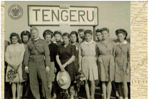 Uchodźczynie w towarzystwie żołnierza Polskich Sił Zbrojnych w osiedlu polskim w Tengeru w Tanganice (obecnie: Tanzania). Fotografie Stanisławy Chodorowskiej-Muszyńskiej z lat 1942-1949 (fot. z zasobu AIPN)