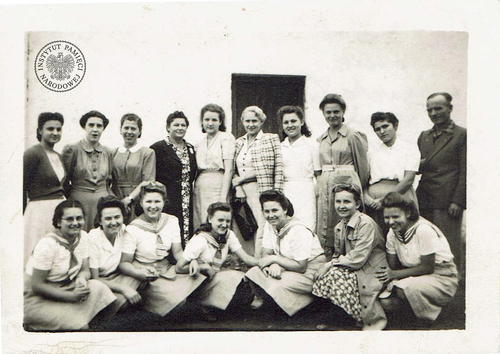 Uczennice trzeciej klasy gimnazjum krawieckiego, zapewne w towarzystwie nauczycielek i dyrektora (?) w osiedlu dla polskich uchodźców w Tengeru w Tanganice (obecnie: Tanzania). Fotografie Stanisławy Chodorowskiej-Muszyńskiej z lat 1942-1949 (fot. z zasobu AIPN)