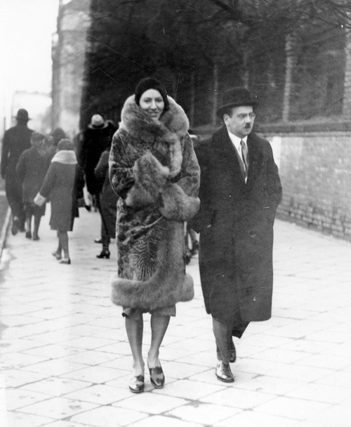 Minister skarbu Ignacy Matuszewski z żoną Haliną Konopacką w drodze do lokalu komisji wyborczej w trakcie wyborów do Sejmu w 1930 r. (fot. z zasobu NAC)