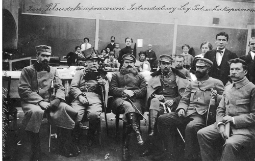 Wacław Sieroszewski (drugi z lewej) i Józef Piłsudski (trzeci) wśród oficerów legionowych, Zakopane, grudzień 1914 r. (fot. ze zbiorów NAC)