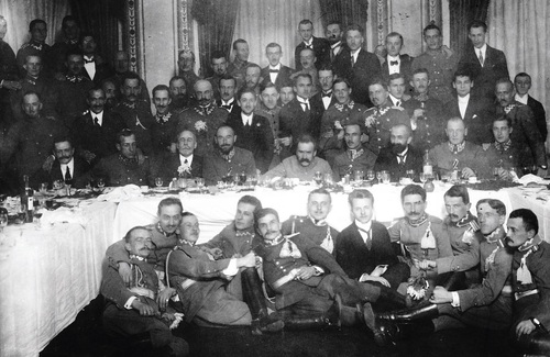 Przyjęcie na cześć brygadiera Józefa Piłsudskiego w hotelu Bristol. Przy stole siedzą od lewej: Wacław Sieroszewski (trzeci), płk Edward Rydz-Śmigły (czwarty), Józef Piłsudski (piąty); przed stołem leżą od lewej Bolesław Wieniawa-Długoszowski (czwarty) i Władysław Belina-Prażmowski (piąty), 1916 r. (fot. z zasobu NAC)