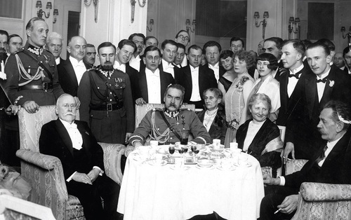 Jubileusz pracy twórczej Wacława Sieroszewskiego (siedzi pierwszy z lewej); w środku Józef Piłsudski, 1927 r. (fot. ze zbiorów NAC)