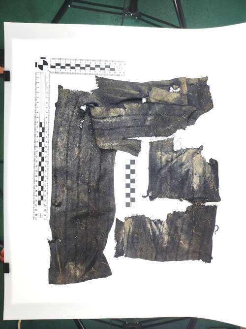 Fragmenty odzieży odnalezione przy szczątkach w czerwcu 2024 r. (fot. A. Szafrańska, BPO IPN)