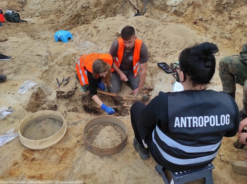 Eksploracja grobu ze szczątkami dwóch osób, wrzesień 2024 r. (fot. K. Latocha, IPN Łódź)