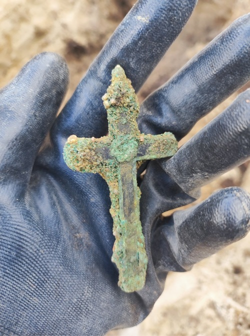 Krzyżyk znaleziony przy szczątkach we wrześniu 2024 r. (fot. A. Szafrańska, BPO IPN)