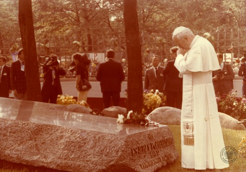 Jan Paweł Drugi modli się przed grobem księdza Jerzego Popiełuszki na terenie kościoła świętego Stanisława Kostki w Warszawie w czasie trzeciej pielgrzymki do Ojczyzny, 14 czerwca 1987 roku