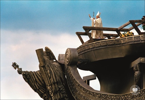 Jan Paweł Drugi przy ołtarzu w gdańskiej dzielnicy Zaspa, w czasie trzeciej pielgrzymki do Polski, 12 czerwca 1987 roku