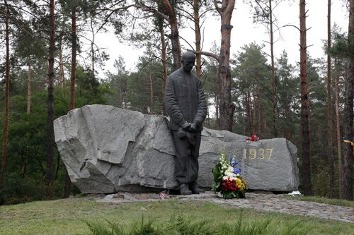 Pomnik łagiernika. Narodowy Rezerwat Historyczno-Memorialny „Groby Bykowniańskie” w Kijowie-Bykowni. Fot. Piotr Życieński (IPN)