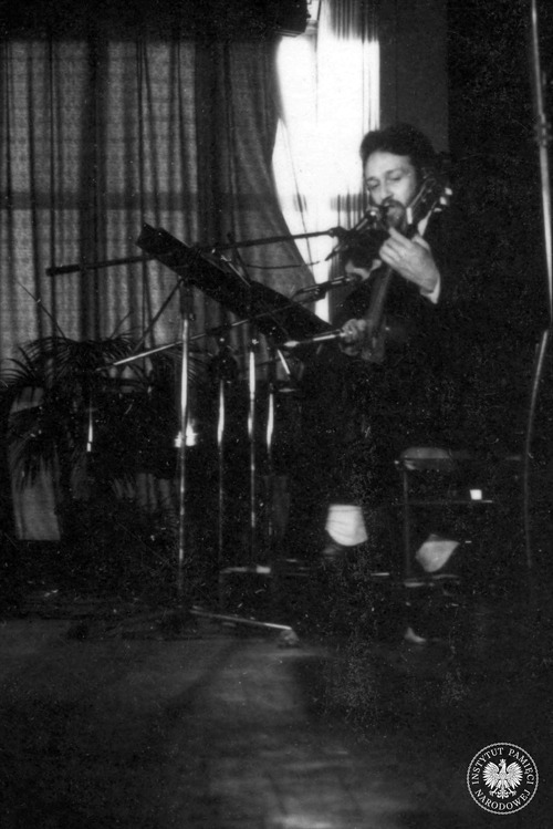 Występ Przemysława Gintrowskiego podczas spotkania pracowników Huty Warszawa z Anną Walentynowicz, współzałożycielką Niezależnego Samorządnego Związku Zawodowego „Solidarność”, oraz ze Zbigniewem Bujakiem, przewodniczącym NSZZ „Solidarność” Regionu Mazowsze, w hali Huty Warszawa, 31 sierpnia 1981 r. (fot. z zasobu AIPN)