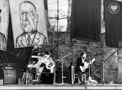 Koncert laureatów I Przeglądu Piosenki Prawdziwej dla delegatów na I Krajowy Zjazd NSZZ „Solidarność” w Operze Leśnej w Sopocie, 4 września 1981 r. Na estradzie: Jacek Kaczmarski oraz Przemysław Gintrowski (po prawej). Powyżej sceny karykatura Edwarda Gierka (fot. z zasobu AIPN)