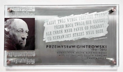 Szklana tablica upamiętniająca Przemysława Gintrowskiego, odsłonięta 20 października 2014 r. w Przystanku Historia IPN im. Janusza Kurtyki (ul. Marszałkowska 21/25, Warszawa). W miejscu tym, 1 marca 2012 r., podczas obchodów Narodowego Dnia Pamięci Żołnierzy Wyklętych, Przemysław Gintrowski wykonał swój ostatni koncert (fot. Marika Lis, IPN)