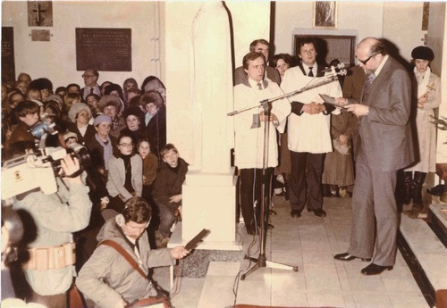 Program artystyczny po Mszy św. za Ojczyznę, przy mikrofonie Mieczysław Voit. Fot. Archiwum Archidiecezji Warszawskiej