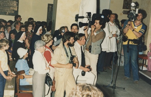 Korespondenci zachodnich mediów na Mszy św. za Ojczyznę, u dołu po lewej stoi Danuta Szaflarska, 24 czerwca 1984 r. Fot. Ośrodek Dokumentacji Życia i Kultu bł. Księdza Jerzego Popiełuszki