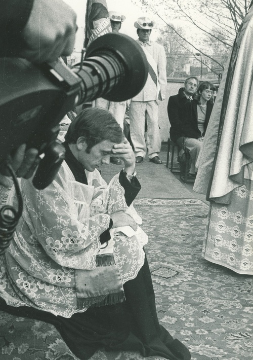 Ks. Jerzy Popiełuszko w czasie uroczystości poświęcenia sztandaru Solidarności Huty „Warszawa”, 26 kwietnia 1981 r. Fot. Ośrodek Dokumentacji Życia i Kultu bł. Księdza Jerzego Popiełuszki