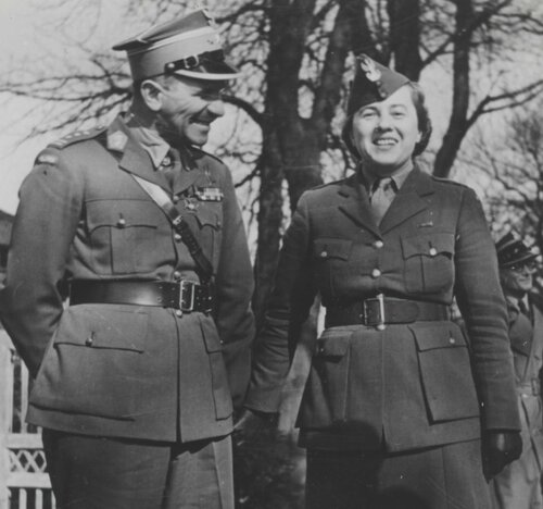 Pułkownik Stanisław Sosabowski z komendantką główną Pomocniczej Służby Wojskowej Kobiet Marią Leśniakową, około 1943 roku