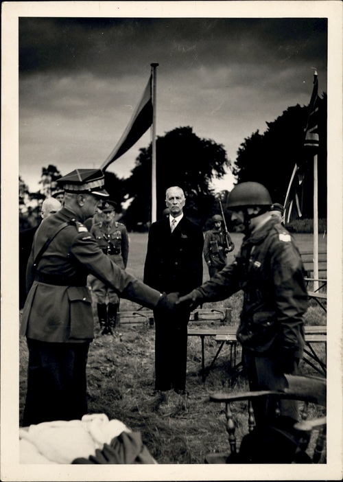 Uścisk dłoni z Naczelnym Wodzem w dniu awansu do stopnia generała brygady podczas uroczystości wręczenia sztandaru Pierwszej Samodzielnej Brygadzie Spadochronowej 15 czerwca 1944 roku, między generałami stoi prezydent RP Władysław Raczkiewicz, który kilka miesięcy później zdymisjonuje obu generałów. (fot. z zasobu IPN)