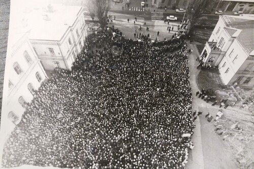Fotografia przedstawiająca tłum wiernych zebranych na uroczystości u Ojców Jezuitów w Łodzi 16 grudnia 1984 r. (fot. Archiwum Prowincji Wielkopolsko-Mazowieckiej Towarzystwa Jezusowego w Warszawie)